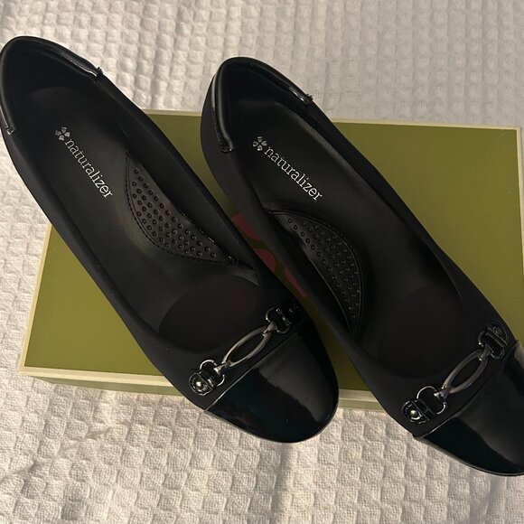 Exceptionally Comfortable and Stylish Black and Patent Leather Women's Shoes - Picture 1 of 9